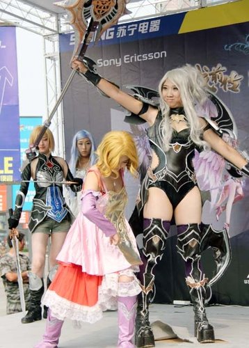 访《永恒之塔》沈阳巡游COS表演团