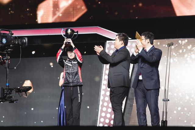德杯年度颁奖盛典落幕 EDG成最大赢家