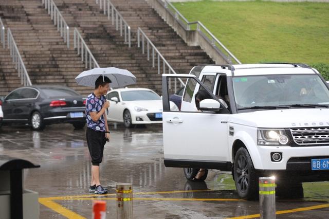 gogoing和小苍共赴杭州看比赛 疑似恋情曝光?