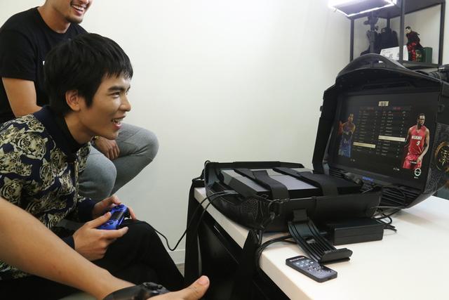 雨神萧敬腾:最爱携带式PS4游戏机
