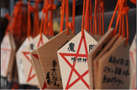 其中最常见的两种便是式神与符咒,身为大阴阳师的安倍晴明传说更是