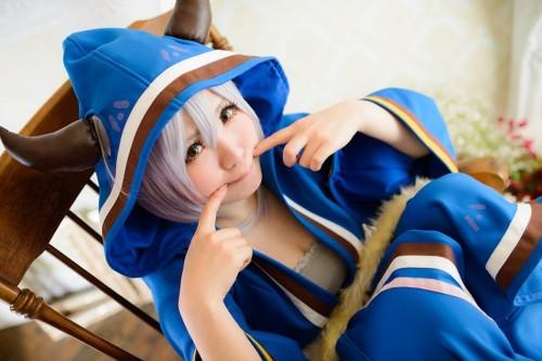 日本coser童颜巨乳比例犯规 沉迷手游氪金无数_游戏