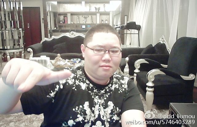 lol直播第一人pdd:从职业选手到百变表情包的蜕变