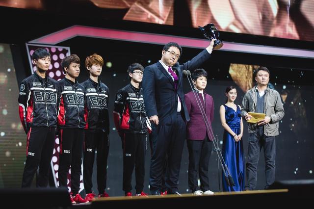 EDG全员上台领奖
