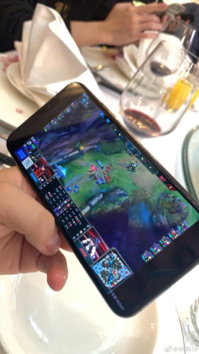 RNG年会Uzi还在研究SKT 优秀员工称号却被抢