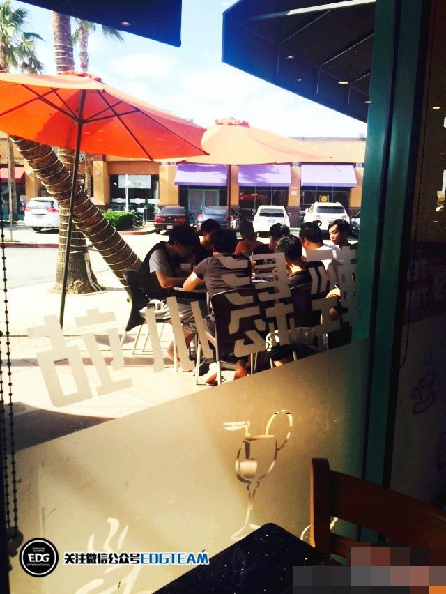 夺冠后的EDG战队:酒店泳池玩湿身共浴