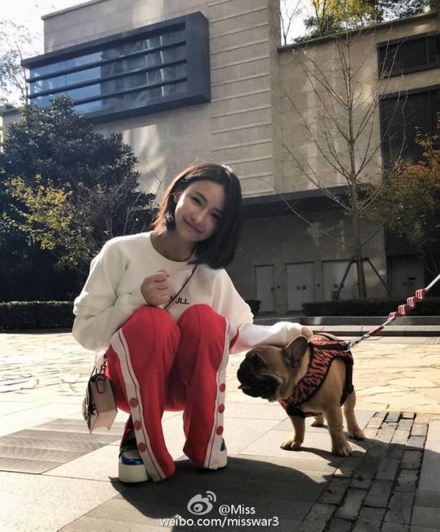 电竞Miss生病都不忘发旧照 拍出1米9视觉效果