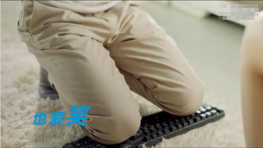 电竞世界冠军表演跪键盘 被调侃妻管严