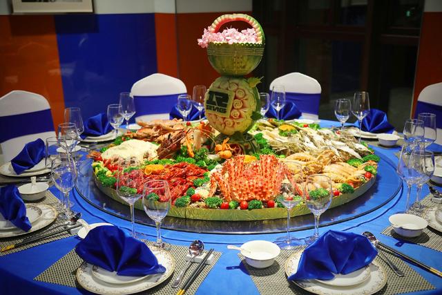 RNG赴珠海参加德杯 当地粉丝送特色海鲜大餐