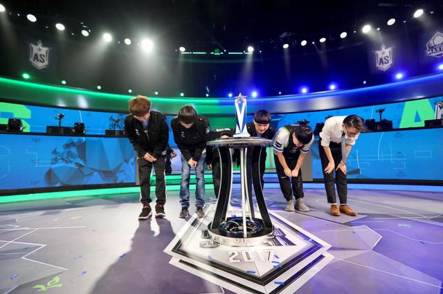 LPL梦之队登顶全明星赛 Uzi卫冕Solo王