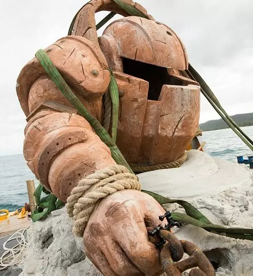 外国人真会玩:拳头制作巨型泰坦雕像沉入海底_游戏_腾讯网