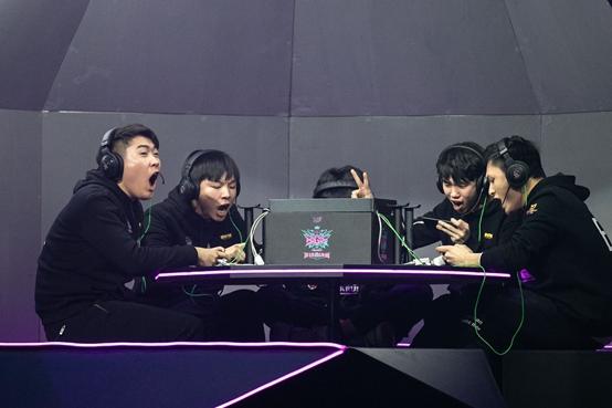 《球球大作战》年终总决赛SR成功卫冕!