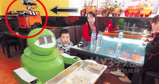 哈尔滨惊现机器人餐厅 说话微笑服务周到
