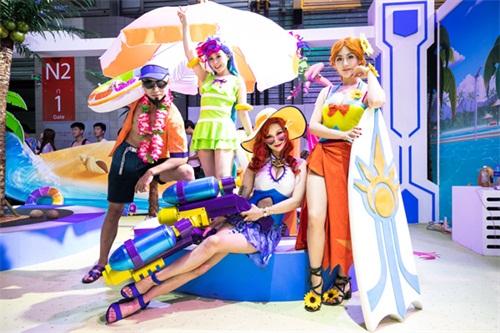 ChinaJoy2018:《英雄联盟》泳池派对主题展区 大区最美小姐姐首秀