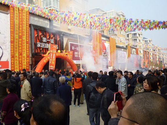 上犹第一城家居建材广场开业 造建材营销新模