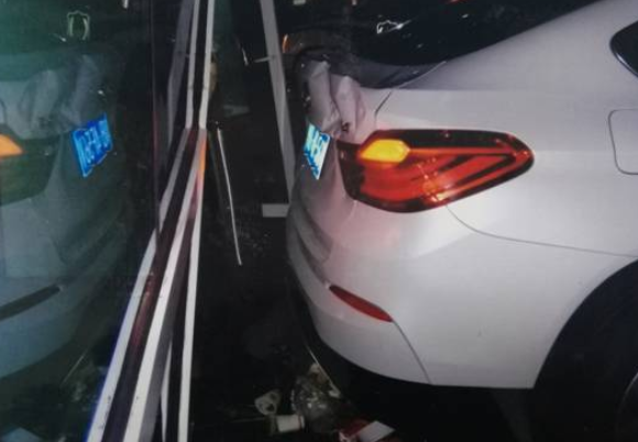 深圳寶馬車主叫了個(gè)代駕 結(jié)果悲劇了