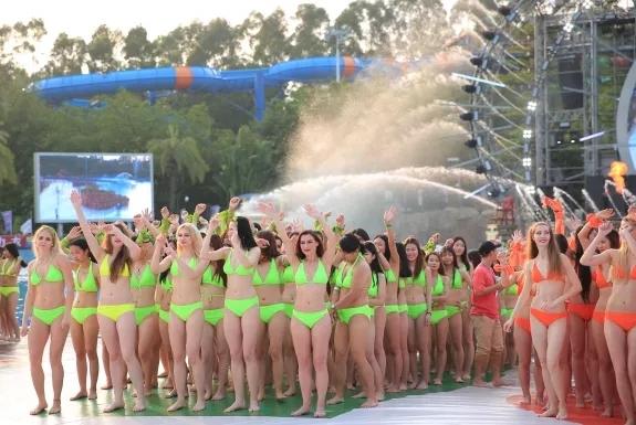 万人比基尼热辣来袭!