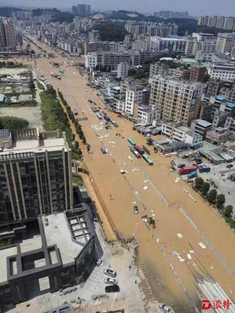 深圳龙华水管爆裂 整条路被洪水淹了