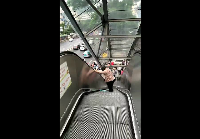 惠州4名老人手扶电梯滚落 市民及时按下急停按钮