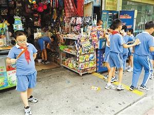 五毛零食 占据学校门口 小零食含多种添加剂