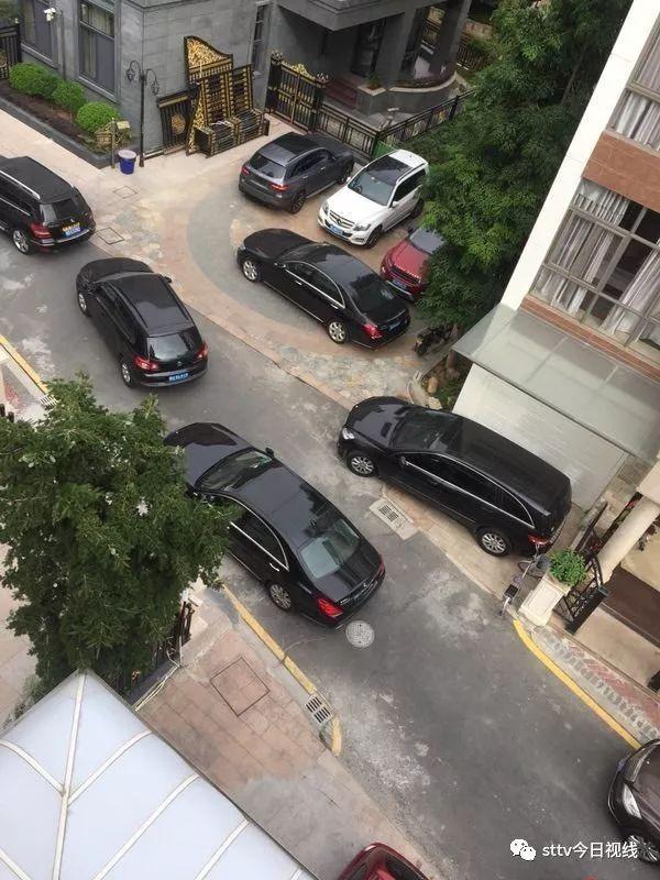 汕頭一別墅區(qū)女子持螺絲刀與睡衣男扭打