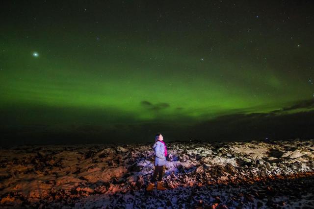 宛如身处科幻片中 冰岛极光猎人_大粤网_腾讯网