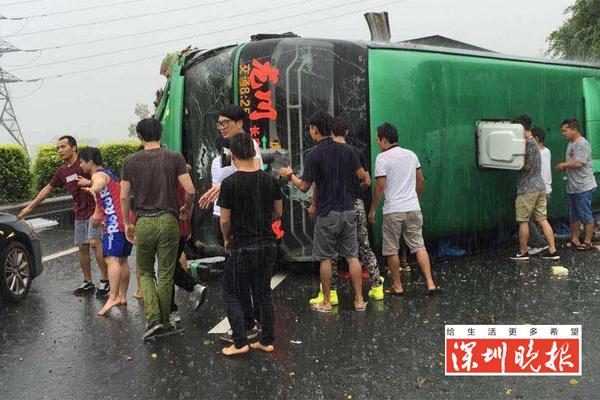 深圳客车侧翻 一群猛汉徒手救出整车乘客