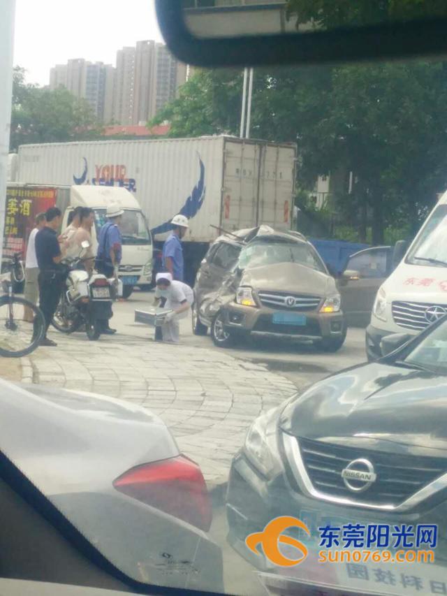 東部快速干線一小車被撞得“面目全非”