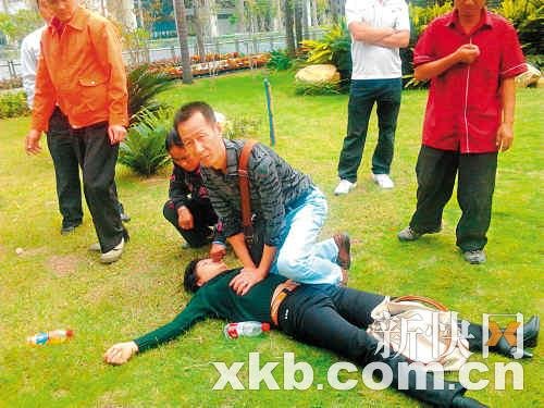 广州花城广场一女突然晕倒 三男接力抢救