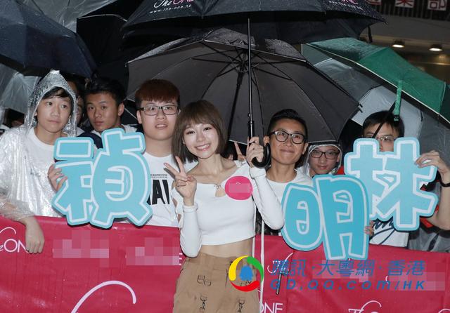 林明祯举行签唱会 担心歌迷冒雨影响健康