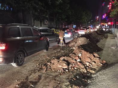 广州施工修路留下1公里长凹凸路 居民回到家