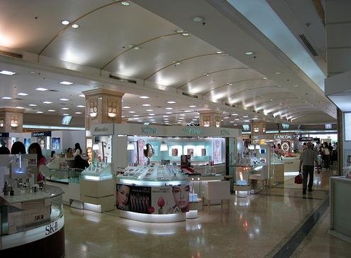 八佰伴百货1992年首次在澳门开店,成为澳门唯一一间百货公司.