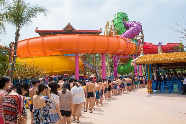 广州长隆水上乐园盛大开园 武大靖挑战滑道传