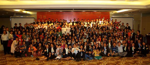 华南首届家庭教育高峰论坛吸引了四百位校长