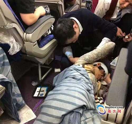 外籍女子在广州航班上撞破头大出血 幸遇佛山医生