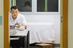 深圳两公立医院开设夜诊 患者数量相差悬殊