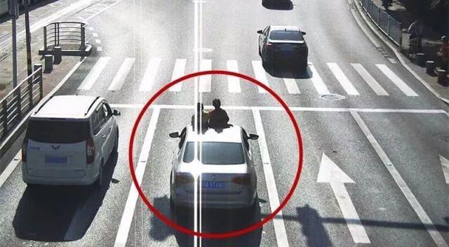 珠海女子驚呆了：大眾車頂冒出兩人頭