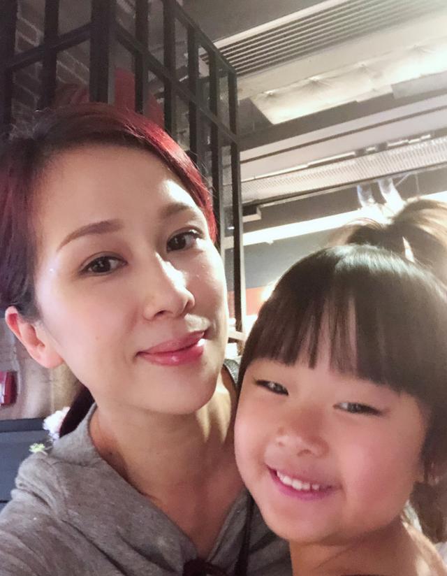 为嫁人甘愿放弃事业 41岁文颂娴童颜教女