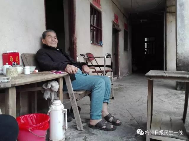 梅州82岁老人儿孙满堂却无人赡养 生病还要靠