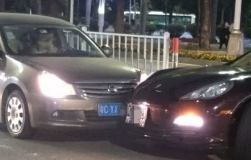 保時捷在珠海被猛撞 女司機不要對方賠一分錢
