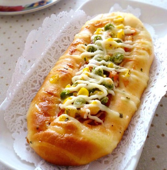 酷似毛毛虫的沙拉培根面包:多彩又美味