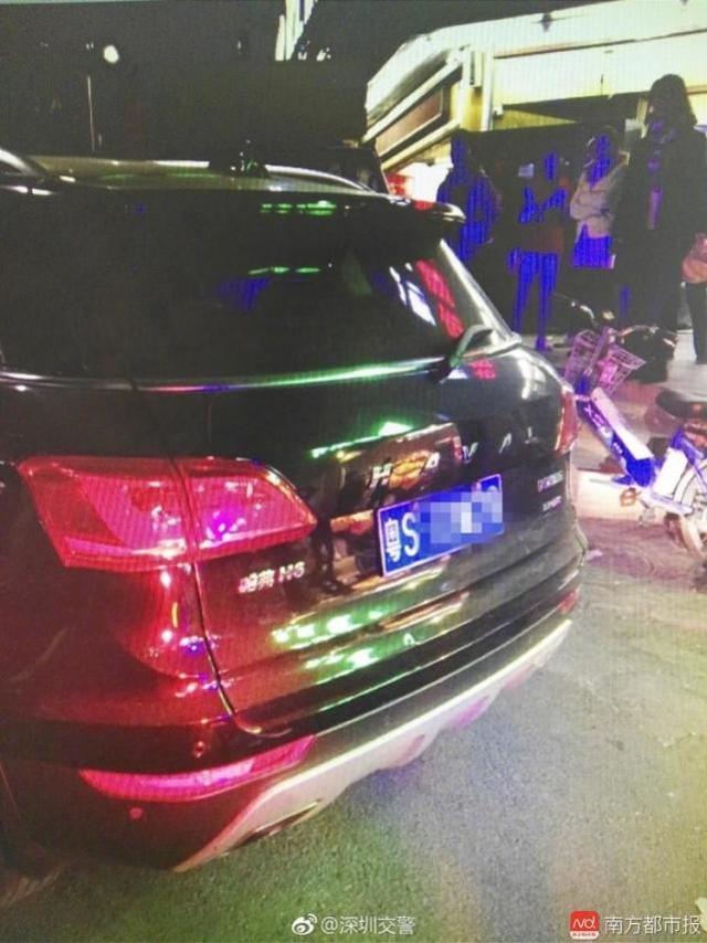 酒駕女司機(jī)遇深圳交警查車 踩油門狂奔撞到外賣小哥