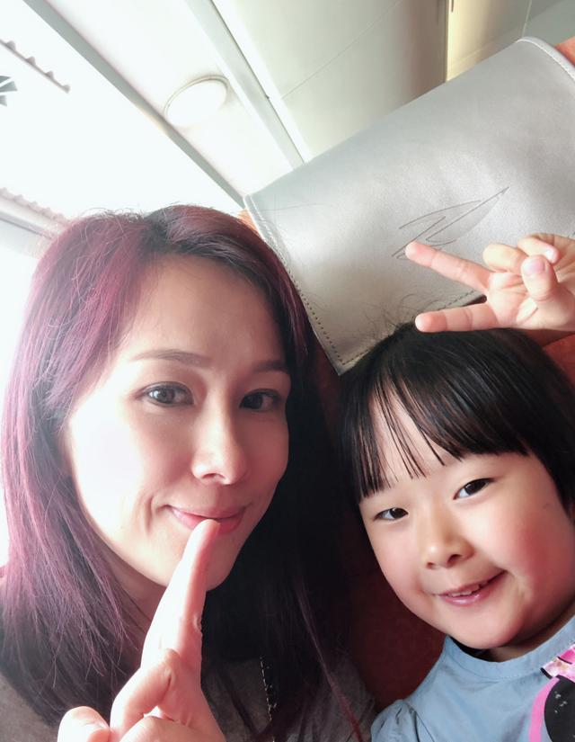 为嫁人甘愿放弃事业 41岁文颂娴童颜教女