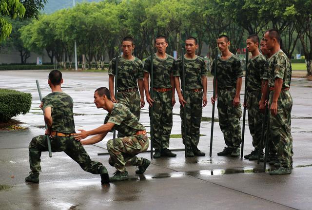 深圳武警邂逅应急棍:棍棍生威