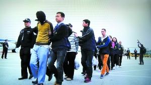 跨境诈骗团电话骗走棺材本 老人家愤而自杀