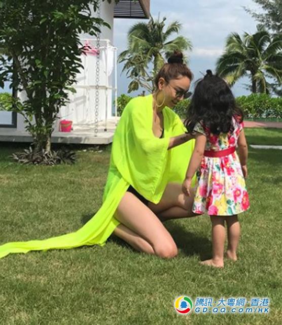 郑希怡母女泳衣秀不停 梁浸浸天鹅装卖萌