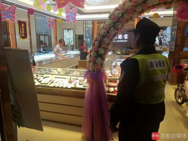 順德一家金鋪凌晨大門敞著 里面還空無一人