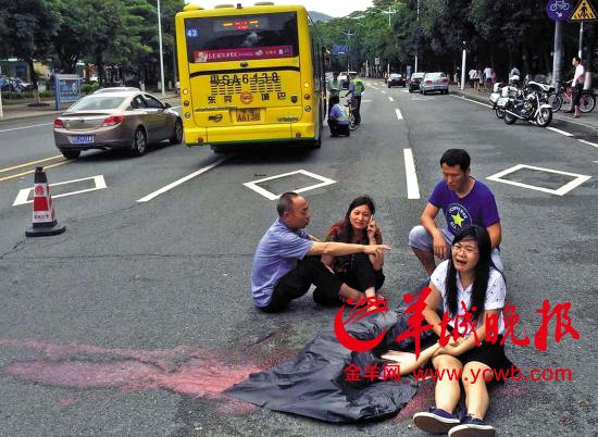17岁少女在医院门口被东莞公交车撞死