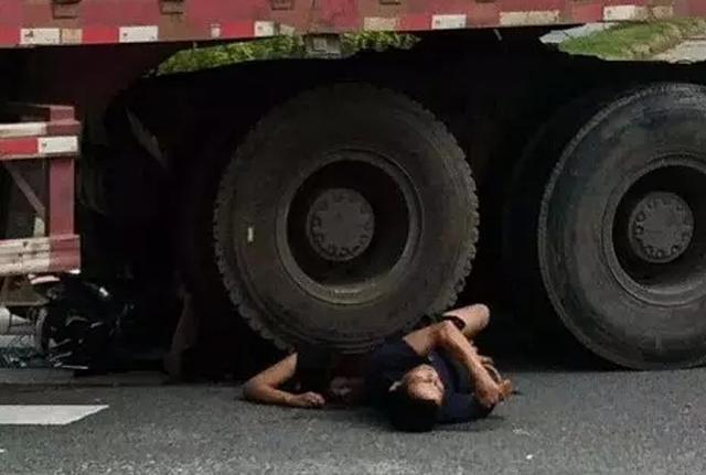 深圳2人被卷入大货车车底1女子遇难 司机逃逸