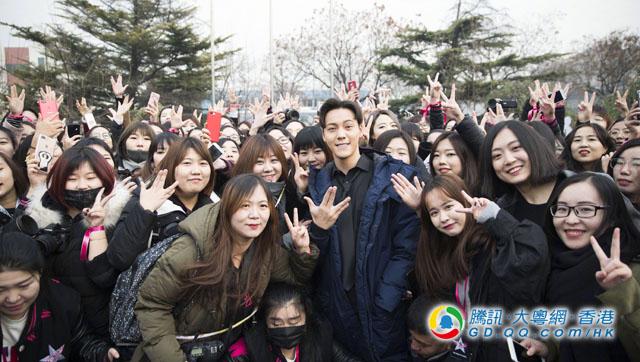 切巨型肖像蛋糕 陈伟霆与四百粉丝庆生_大粤网_腾讯网